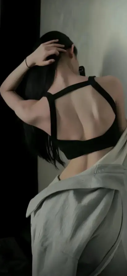 4k室内壁纸 - 美女 - 背影 - 长发「哲风壁纸」