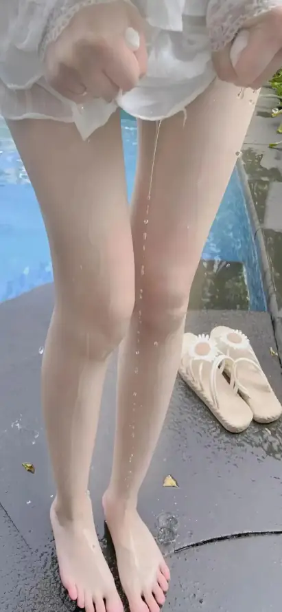 4k光脚壁纸 - 美女 - 灰色地面 - 白皙肌肤「哲风壁纸」