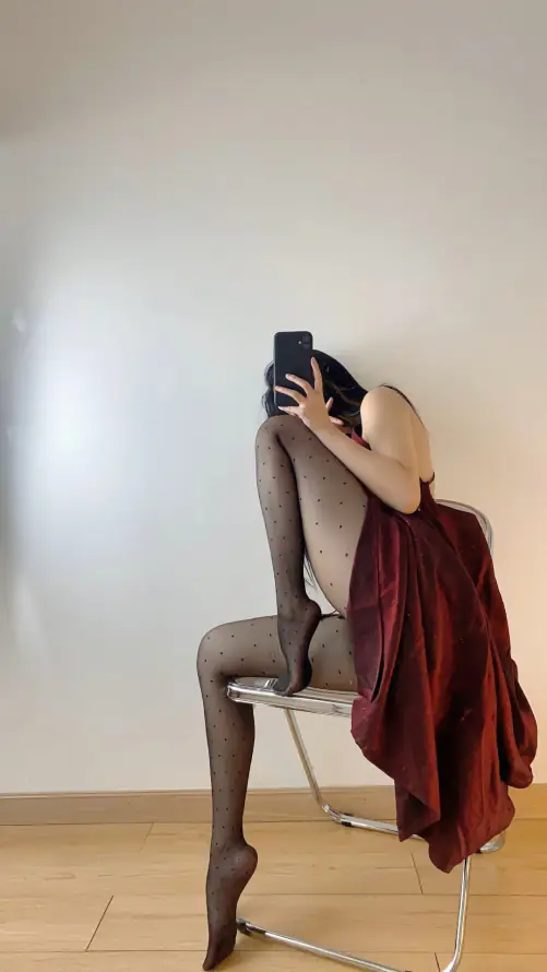 4k白墙壁纸 - 美女 - 长腿 - 木地板「哲风壁纸」