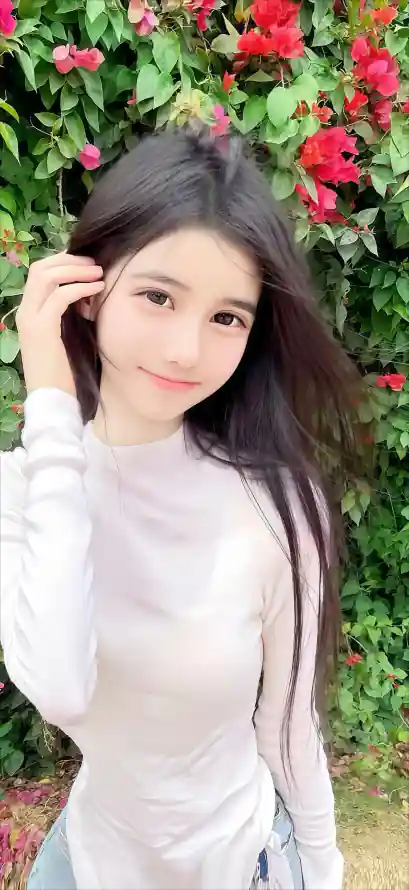 4k人像壁纸 - 甜妹 - 纯欲 - 花墙「哲风壁纸」 4k人像壁纸 - 甜妹 - 纯欲 - 花墙「哲风壁纸」