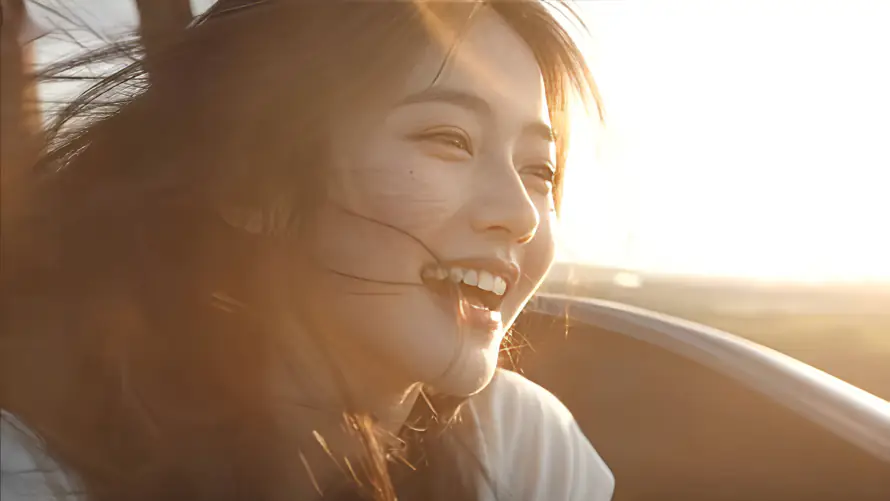 4k美女壁纸-乘车场景 - 发丝飘动-夕阳逆光「哲风壁纸」