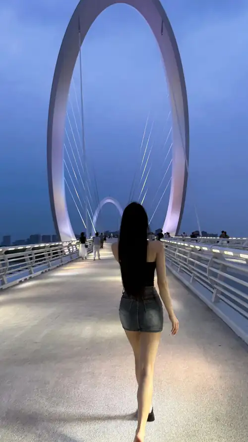 4k吊带壁纸 - 夜景 - 美女 - 背影「哲风壁纸」