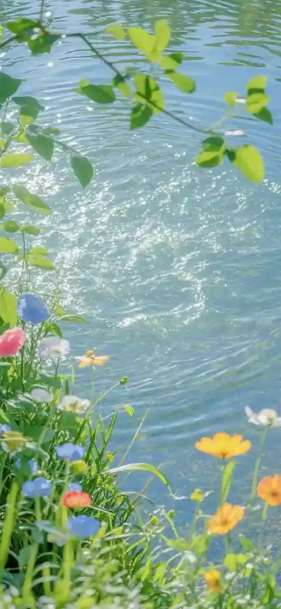 4k湖水壁纸 - 湖畔 - 绿草 - 野花「哲风壁纸」