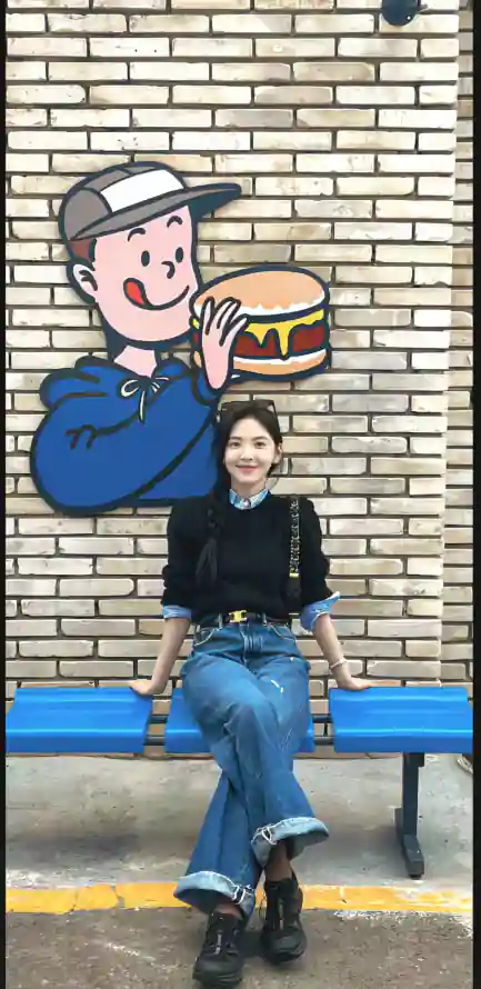 4k汉堡壁纸 - 砖墙 - 休闲女生 - 卡通墙绘「哲风壁纸」