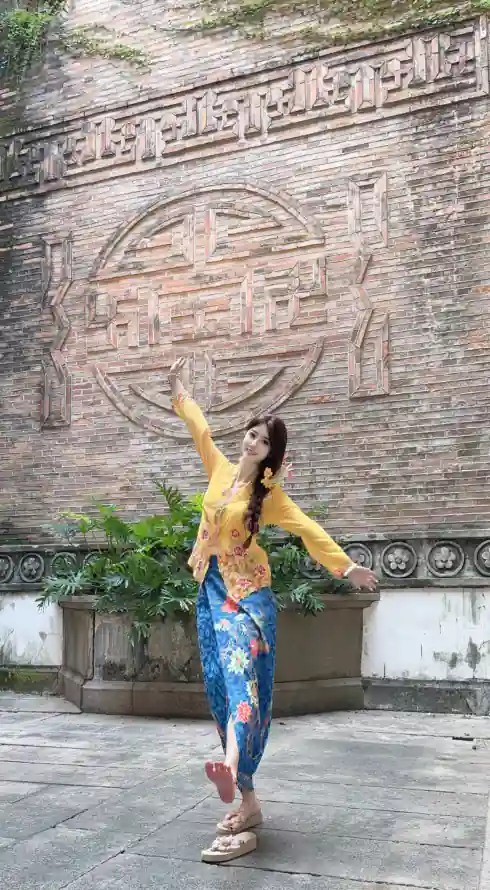 4k🔥壁纸 - 中式浮雕 - 傣族舞蹈 - 单脚站立「哲风壁纸」