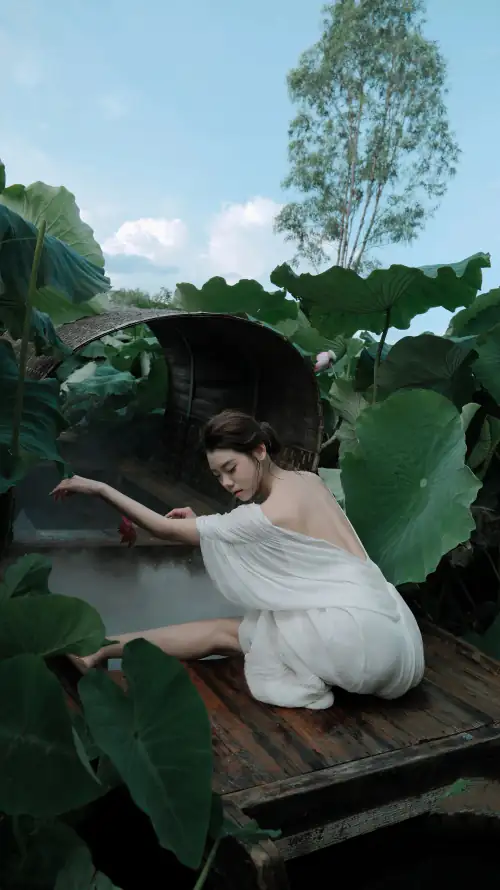 4k人像壁纸 - 白衣 - 绿树 - 美女「哲风壁纸」