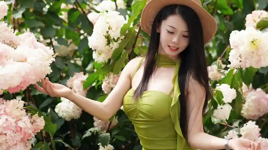 3k绿裙壁纸-美女 - 花丛-吊带裙「哲风壁纸」