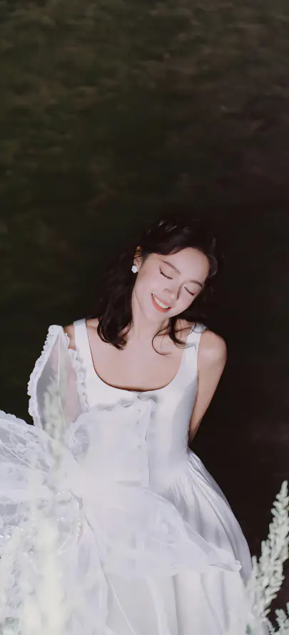 4k写真壁纸 - 浅笑 - 闭眼 - 中长发「哲风壁纸」