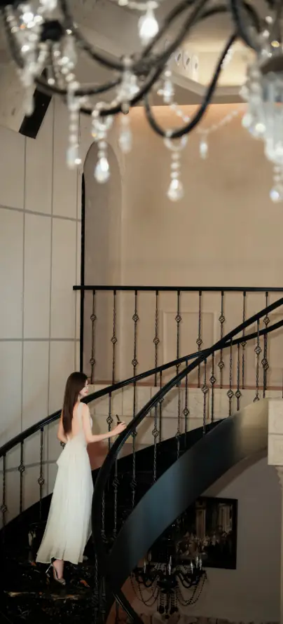 4k室内壁纸 - 暖光 - 背影 - 长发「哲风壁纸」