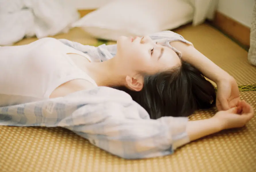 4k写真壁纸 - 室内 - 少女 - 居家「哲风壁纸」