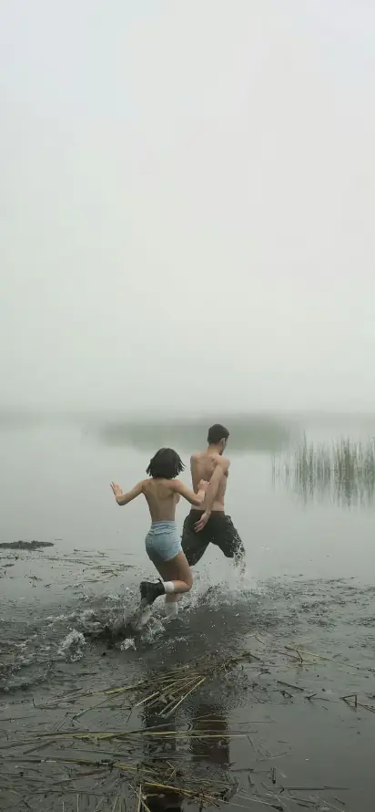 4k奔跑壁纸 - 情侣 - 朦胧 - 水花「哲风壁纸」