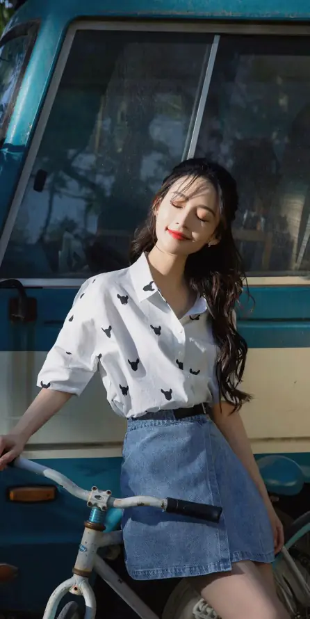 4k夏日壁纸 - 少女 - 巴士 - 户外「哲风壁纸」