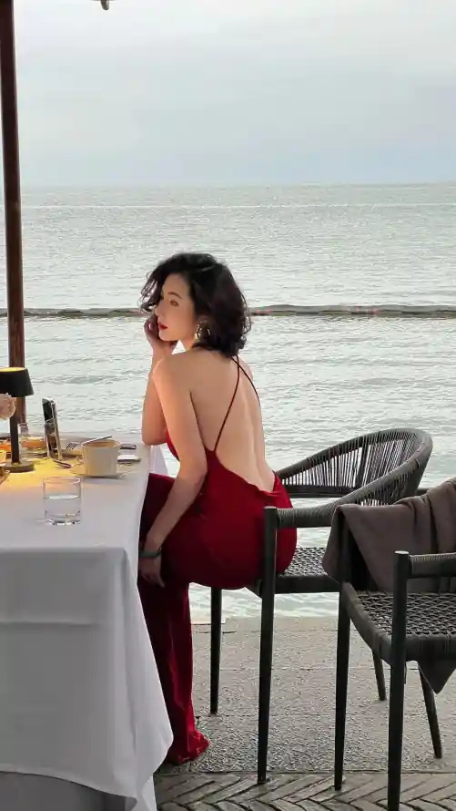 4k海景壁纸 - 美女 - 短卷发 - 复古优雅「哲风壁纸」