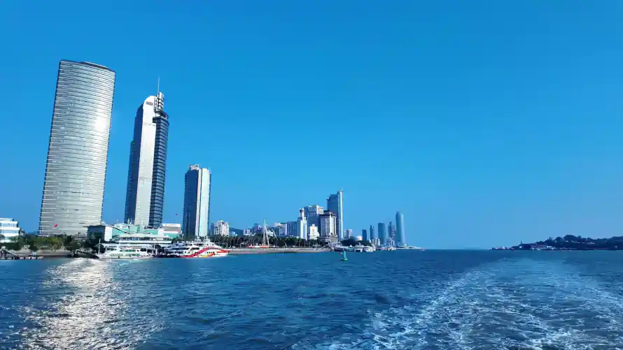 3k海景壁纸-游船 - 碧海-城市海岸「哲风壁纸」