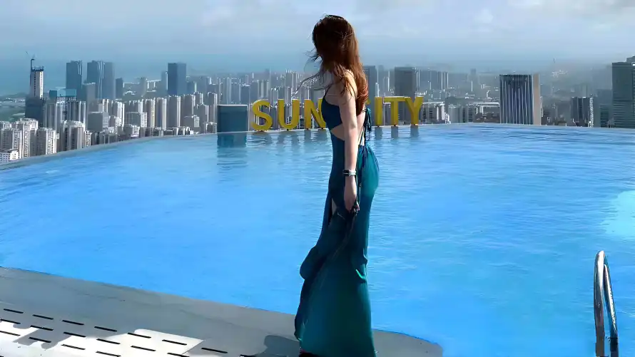 2k美女壁纸-长发 - 度假风-天台泳池「哲风壁纸」