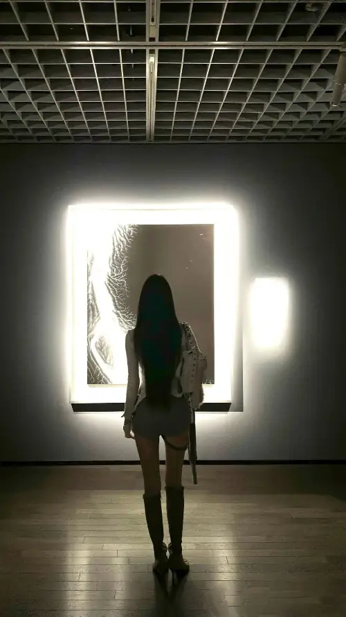 4k展厅壁纸 - 暗调 - 灯光 - 美女「哲风壁纸」