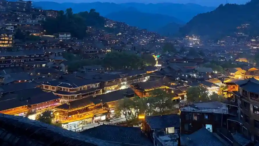 2k夜景壁纸-山峦 - 暮色-苗寨「哲风壁纸」 2k夜景壁纸-山峦 - 暮色-苗寨「哲风壁纸」