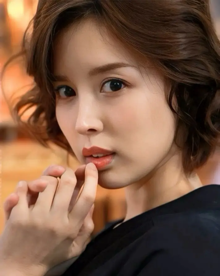 4k暖调壁纸 - 红唇 - 人像写真 - 短发美女「哲风壁纸」