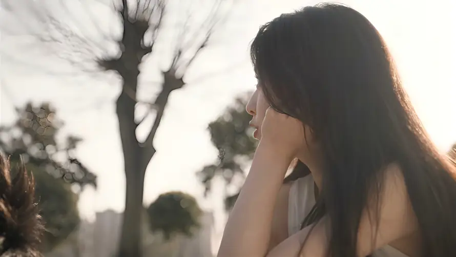4k侧颜壁纸-女生 - 户外-暖调「哲风壁纸」
