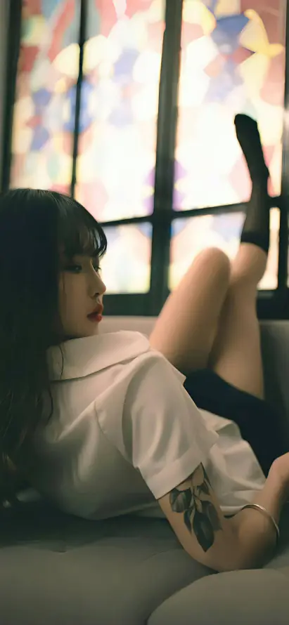 4k室内壁纸 - 慵懒 - 美女 - 长发「哲风壁纸」