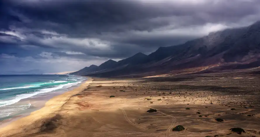 6k乌云壁纸-山脉 - 沙滩-海岸「哲风壁纸」