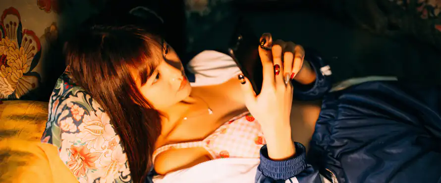 4k吊带壁纸-室内 - 少女-居家「哲风壁纸」