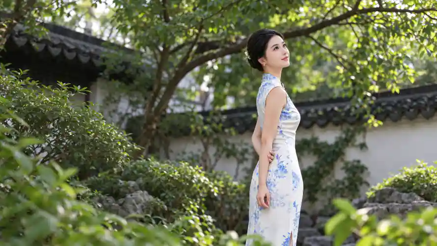 4k旗袍壁纸 - 温婉 - 盘发 - 绿植「哲风壁纸」 4k旗袍壁纸 - 温婉 - 盘发 - 绿植「哲风壁纸」