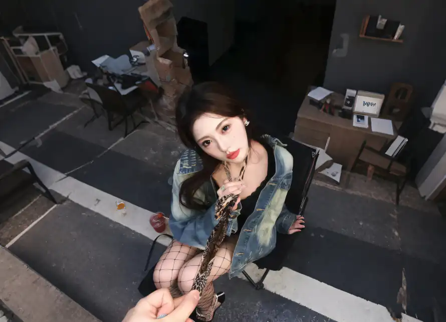 2k室内壁纸-红唇 - 美女-酷飒「哲风壁纸」