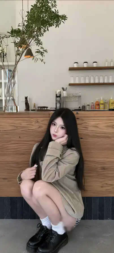4k白袜壁纸 - 绿植 - 美女 - 蹲姿「哲风壁纸」