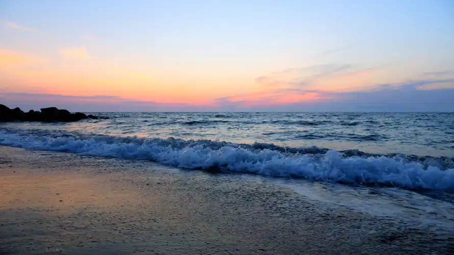 4k日落壁纸-沙滩 - 海浪-海面「哲风壁纸」