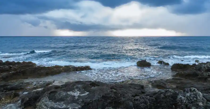 5k碧海壁纸-多云天空 - 海岸风光-海浪海岸「哲风壁纸」