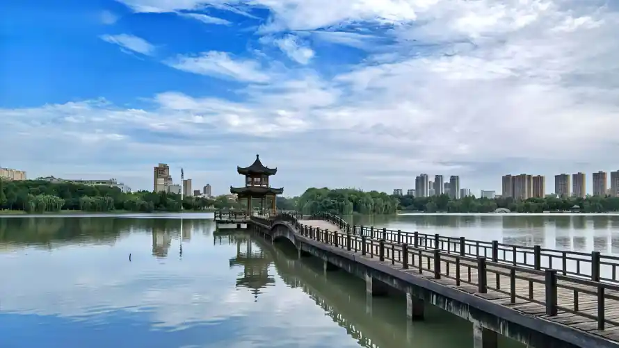 2k湖景壁纸-湖泊 - 绿树-木栈道「哲风壁纸」