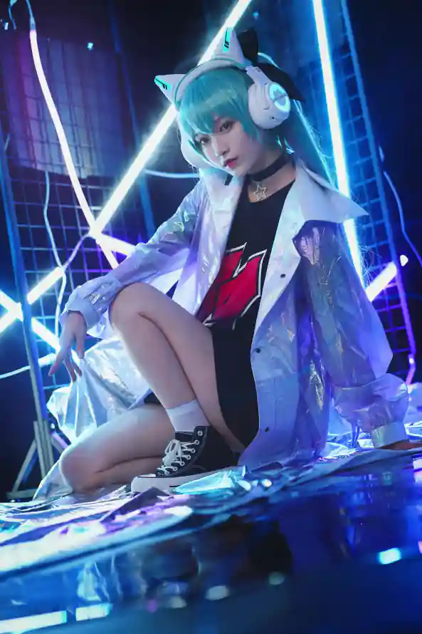 4kmiku壁纸 - 初音未来 - 反光台面 - 室内棚拍「哲风壁纸」