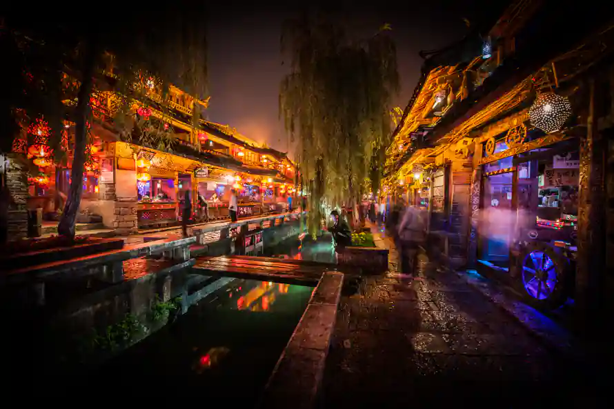 4k夜景壁纸 - 暖光 - 垂柳 - 河道「哲风壁纸」