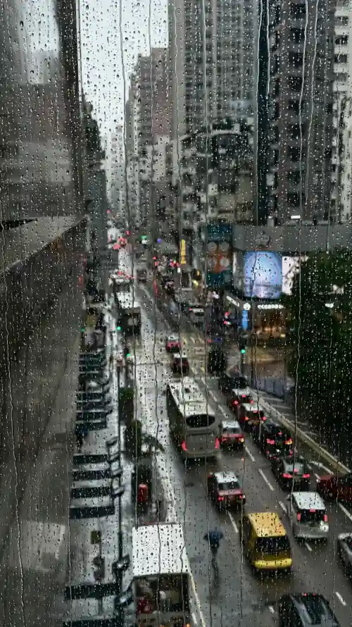 4k车流壁纸 - 雨天 - 雨滴 - 城市街道「哲风壁纸」