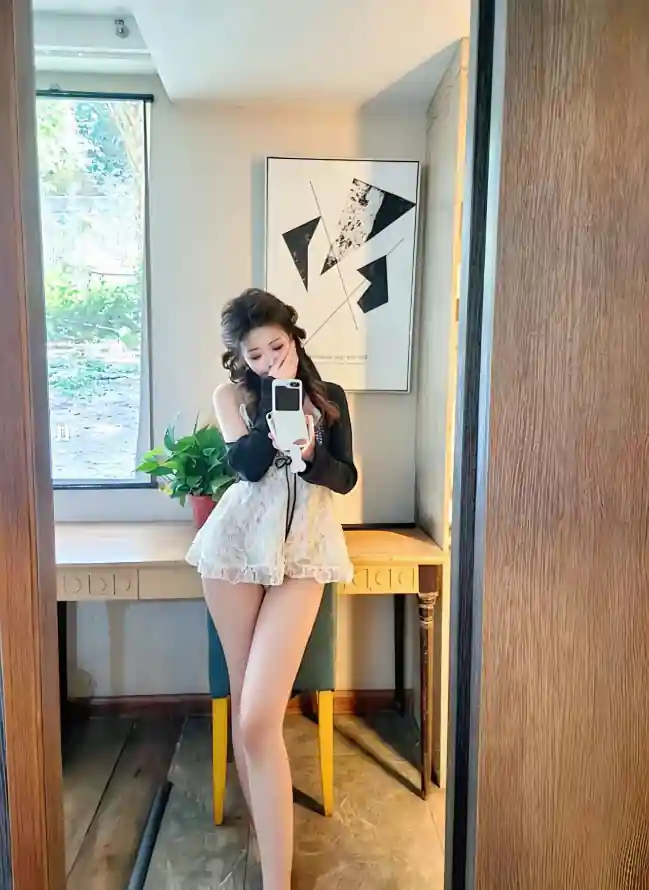 4k卷发壁纸 - 窗边 - 绿植 - 美女「哲风壁纸」