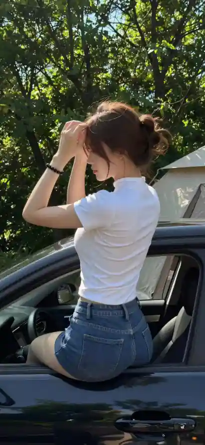4k侧身壁纸 - 夏日 - 树林 - 美女「哲风壁纸」