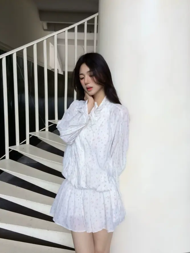 4k室内写真壁纸 - 清新温柔 - 白色立柱 - 白衣少女「哲风壁纸」