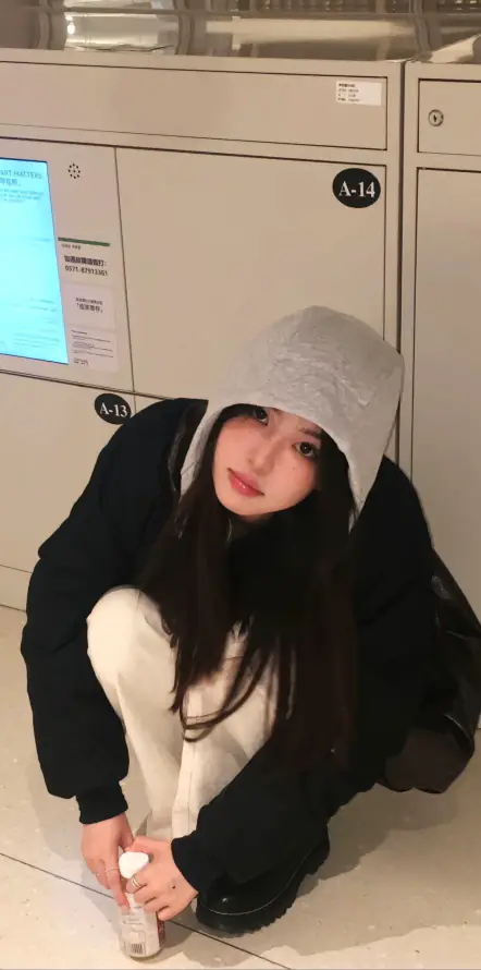 4k网图壁纸 - 美女 - 蹲姿 - 储物柜「哲风壁纸」