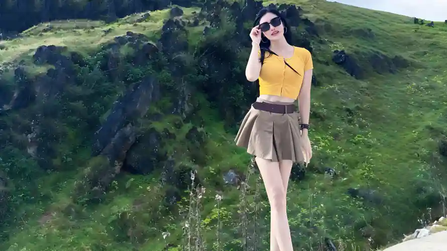 4k墨镜壁纸-美女 - 草坡-长腿「哲风壁纸」
