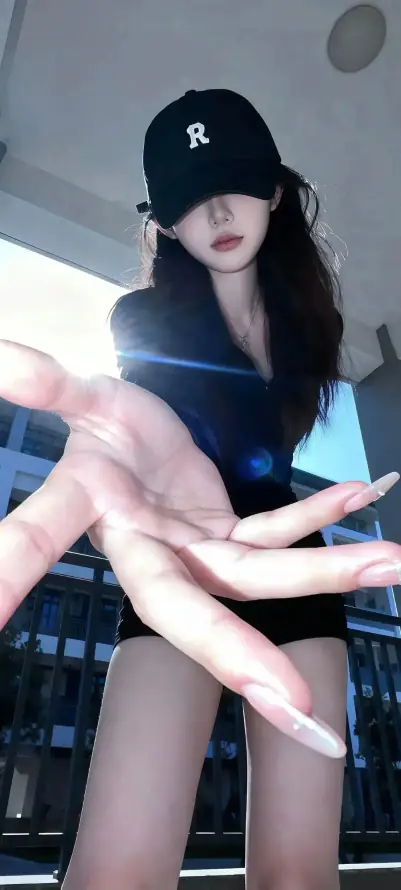 4k室内壁纸 - 美女 - 棒球帽 - 长卷发「哲风壁纸」