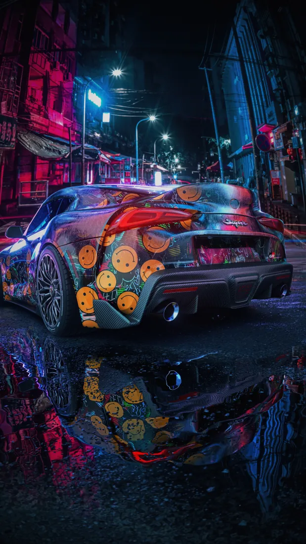 雨夜霓虹街道上，贴满笑脸涂装的改装跑车停在湿滑反光路面上。