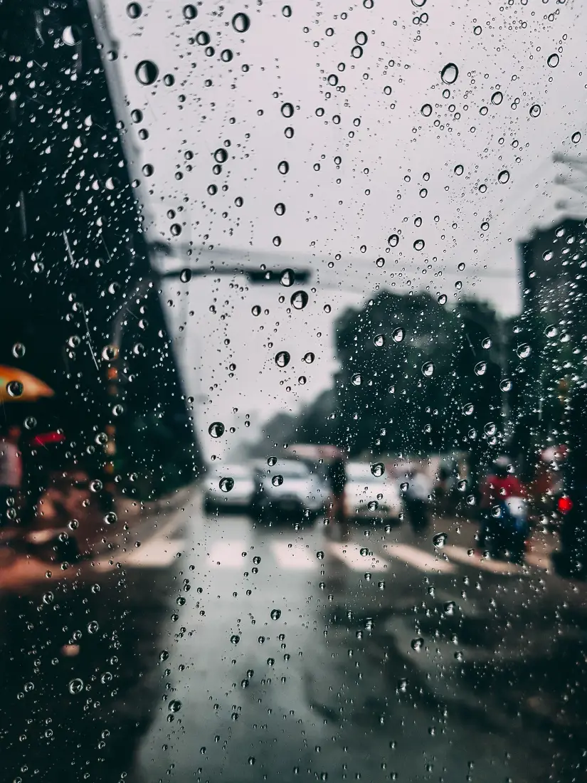 雨天车窗手机壁纸｜雨滴玻璃街景背景图片 - 朦胧氛围感「哲风壁纸」