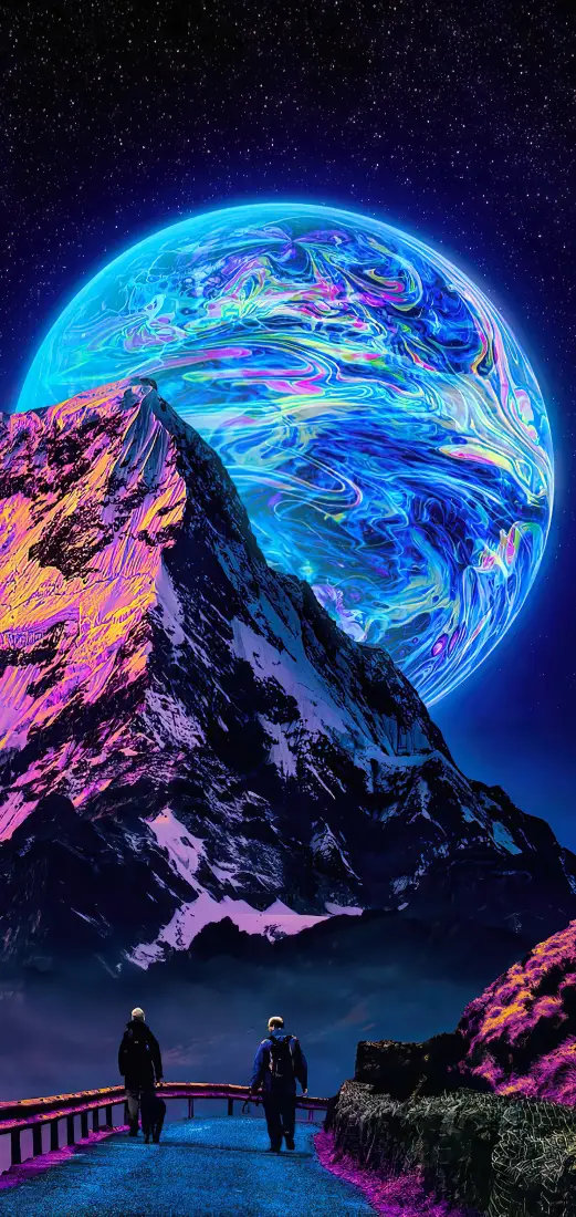霓虹雪山后方悬着蓝紫流光的巨型异星，步道上两名行人驻足观景。