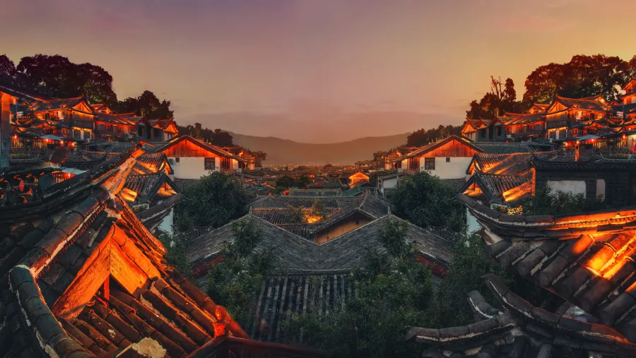 4k日落壁纸-建筑图片-《摄影》图片-地平线「哲风壁纸」 黄昏时分暖光笼罩的中式古建村落,层叠屋顶与远山相映
