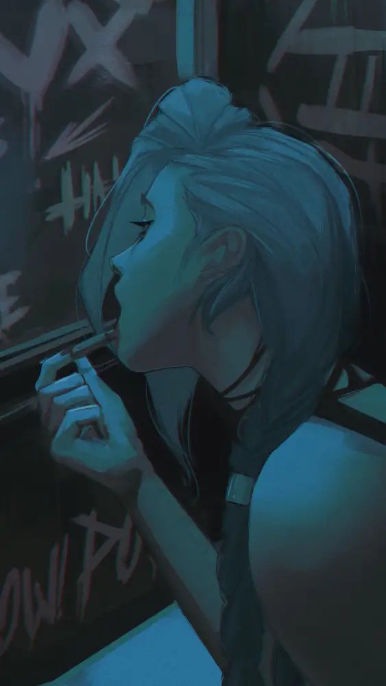 蓝调暗光下金克丝侧脸垂眸，双手轻握，身后是布满涂鸦的深色墙面。