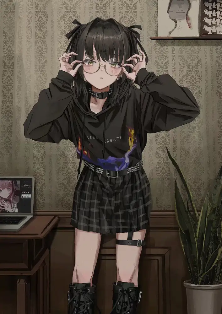 黑双马尾戴眼镜的少女穿黑卫衣格纹短裙长靴，站在复古墙纸的室内房间中