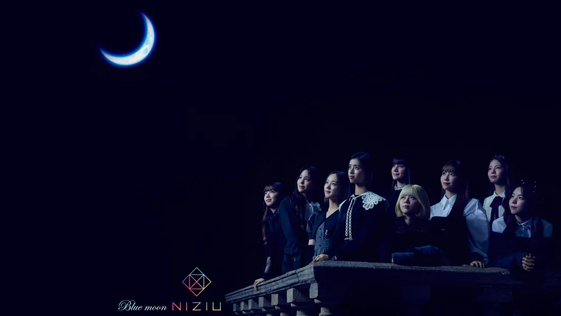 暗蓝夜空下，九名女团成员立于石栏杆旁，左上角悬着一弯新月。