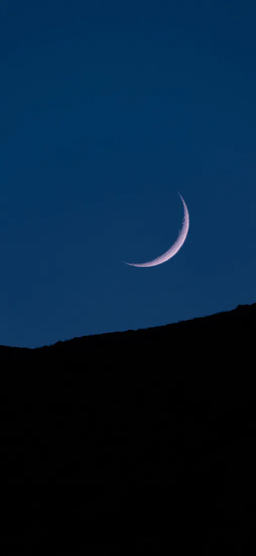 弯月手机壁纸｜深蓝夜空山影背景图片 - 静谧夜景「哲风壁纸」