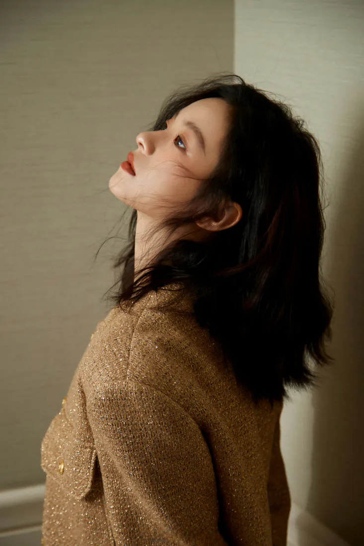 李庚希手机壁纸｜暖调室内人像背景图片 - 温柔写真「哲风壁纸」